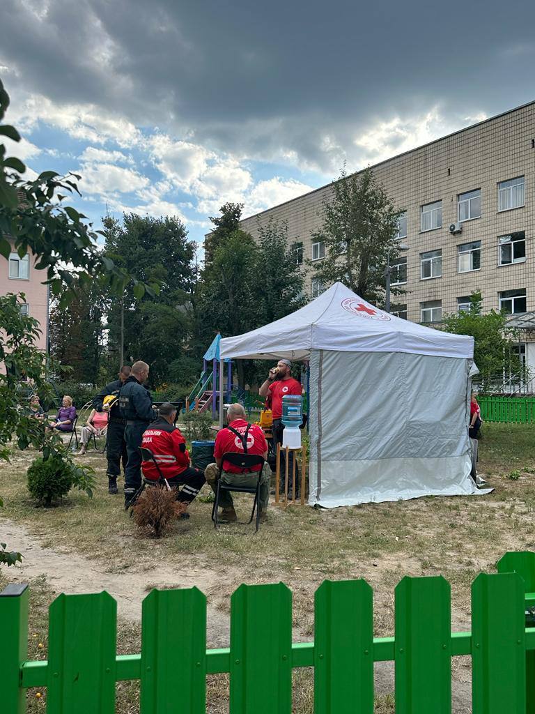 На столичному Печерську в будинку ліквідували пожежу площею в тисячу квадратних метрів (фото)