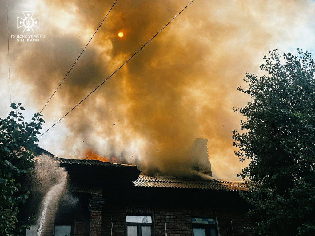 На столичному Печерську в будинку ліквідували пожежу площею в тисячу квадратних метрів (фото)