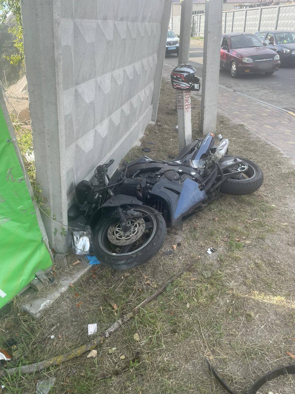 На Київщині мотоцикл врізався у вантажівку, керманич байка помер у лікарні