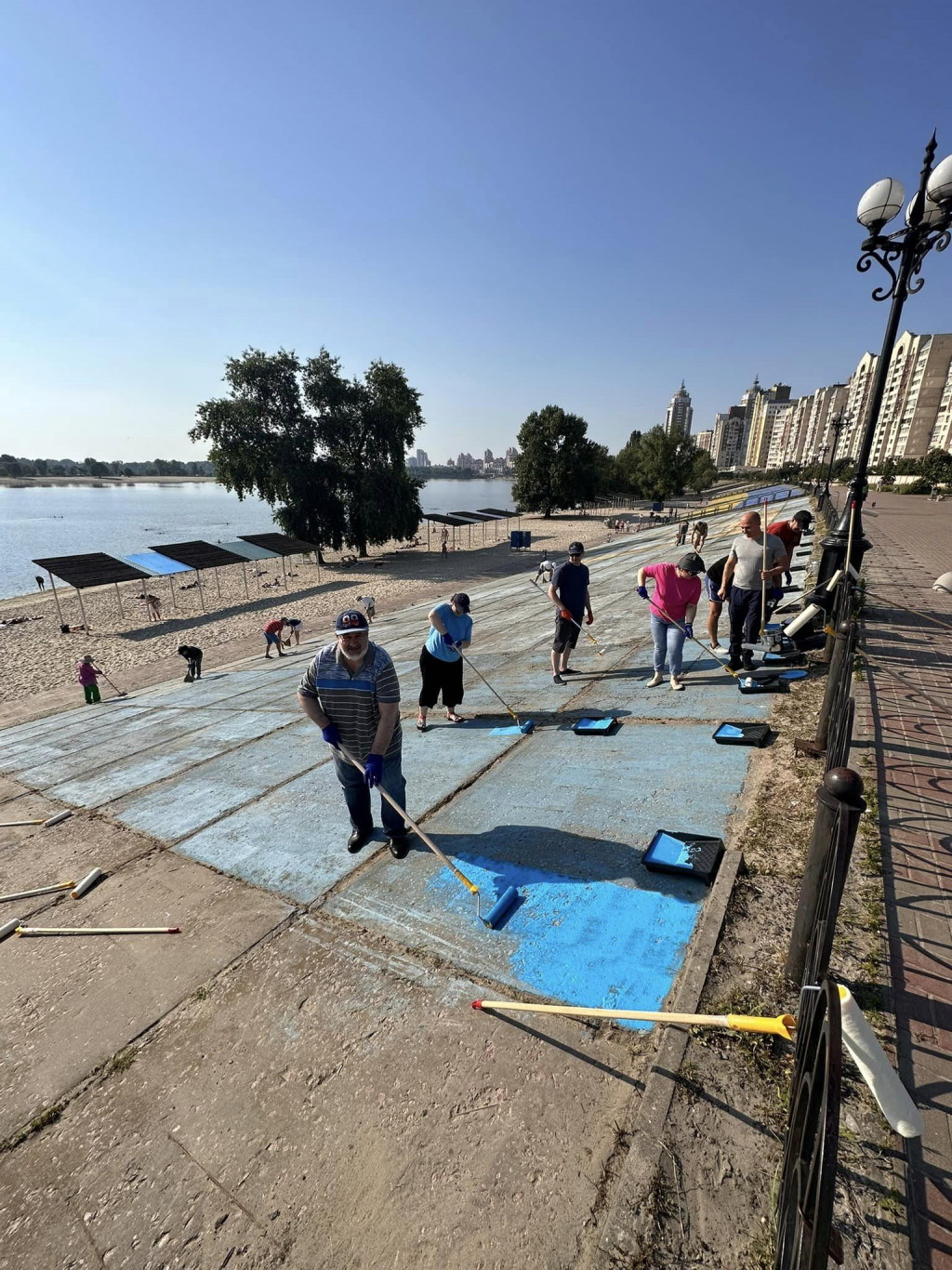 У Києві на Оболонській набережній активісти відновили кримськотатарський прапор