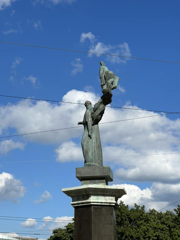 На столичному Печерську замість знесеного Пушкіна встановили пам’ятник Шевченку з “Думою”