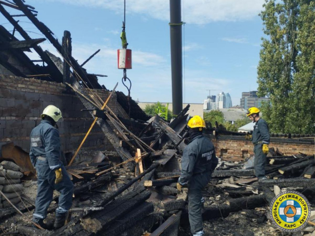 На Печерську рятувальники розбирають аварійні конструкції будинку після масштабної пожежі (фото)