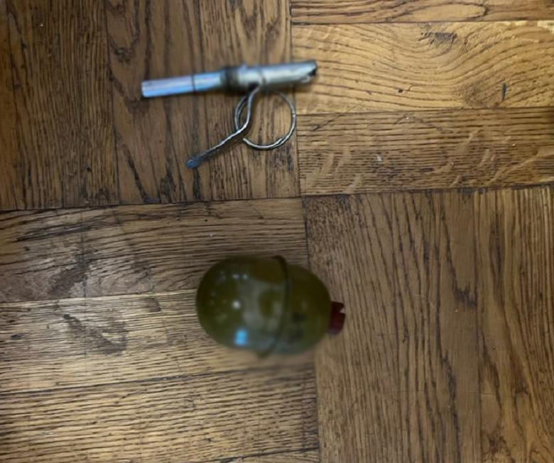 У Дніпровському районі Києва жінка продавала бойові гранати (фото) У Дніпровському районі Києва жінка продавала бойові гранати (фото)