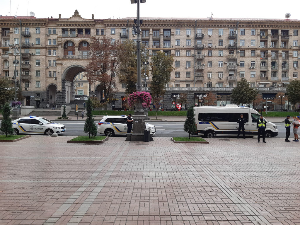 Під КМДА на мітингу за витрату грошей “не на бруківку, а на ЗСУ” затримали активіста