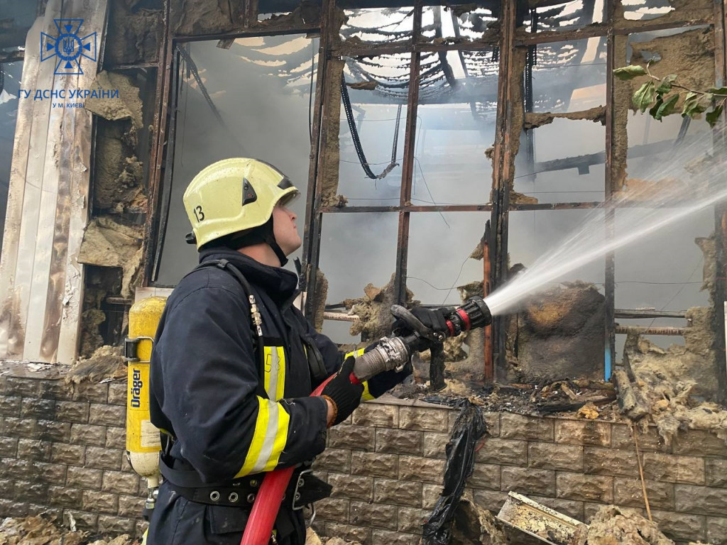 На Райдужному масиві столиці горів сервіс побутової техніки (фото)