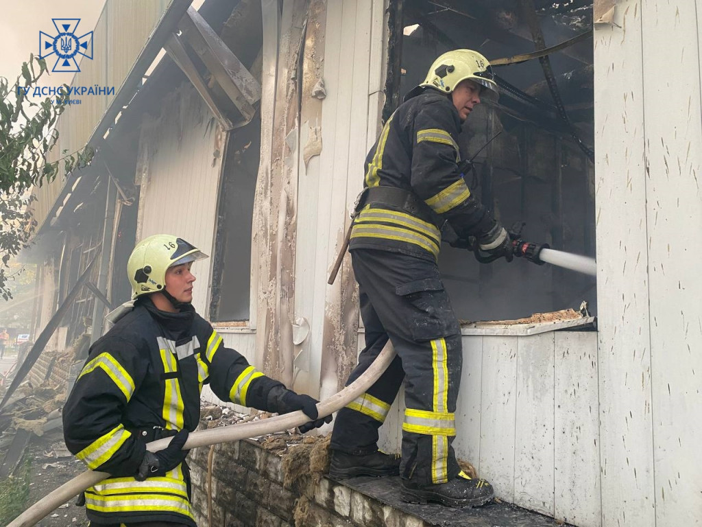 На Райдужному масиві столиці горів сервіс побутової техніки (фото)