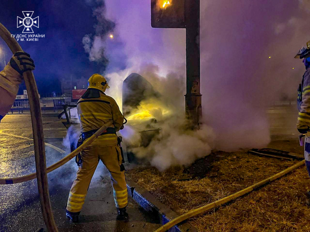 У Святошинському районі столиці вночі автомобіль врізався в електроопору і загорівся