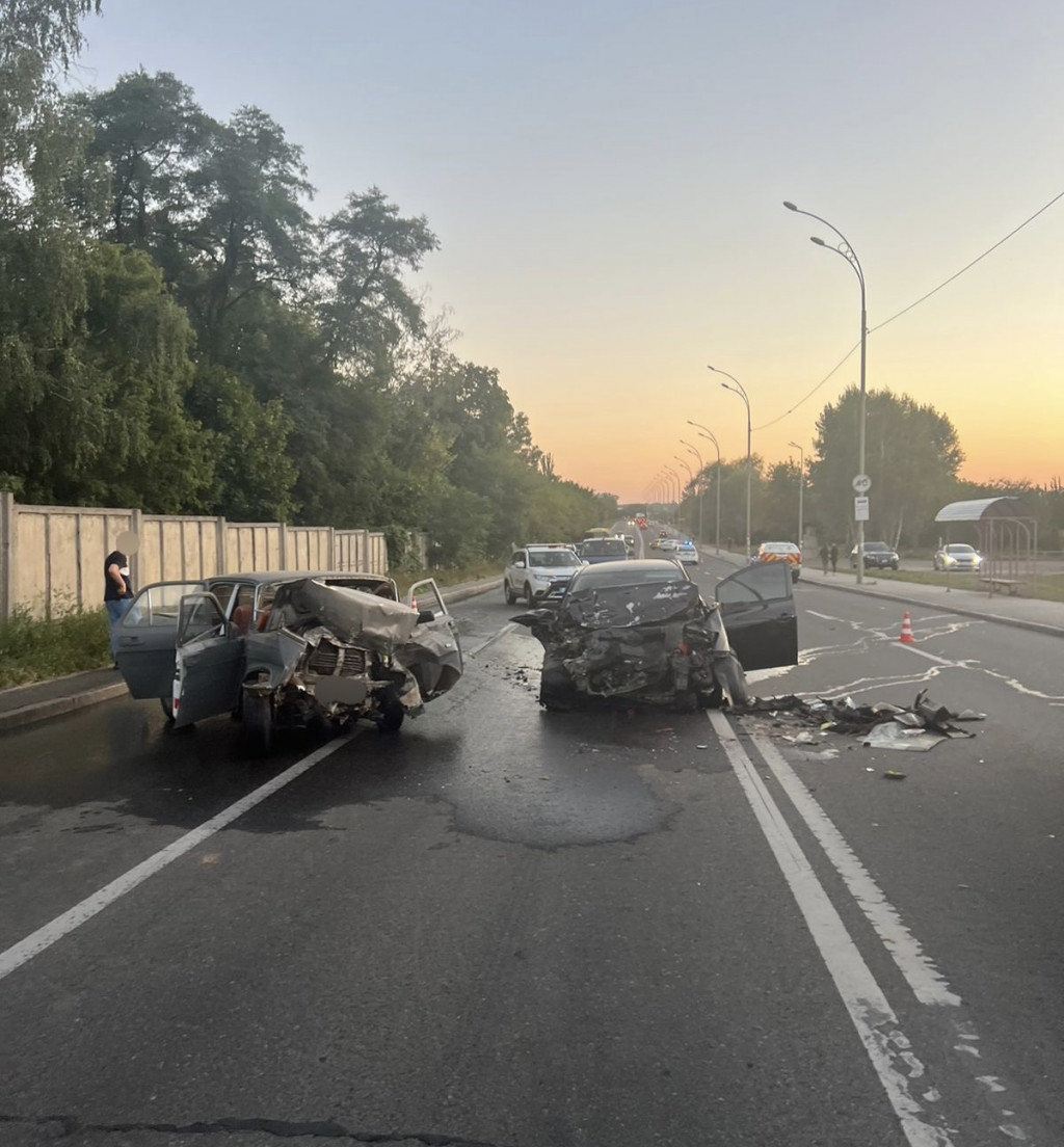 У Подільському районі столиці внаслідок ДТП загинула людина, травмовано трирічну дитину