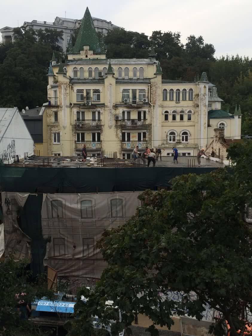 У Києві на Андріївському узвозі розбирають будинок XIX століття
