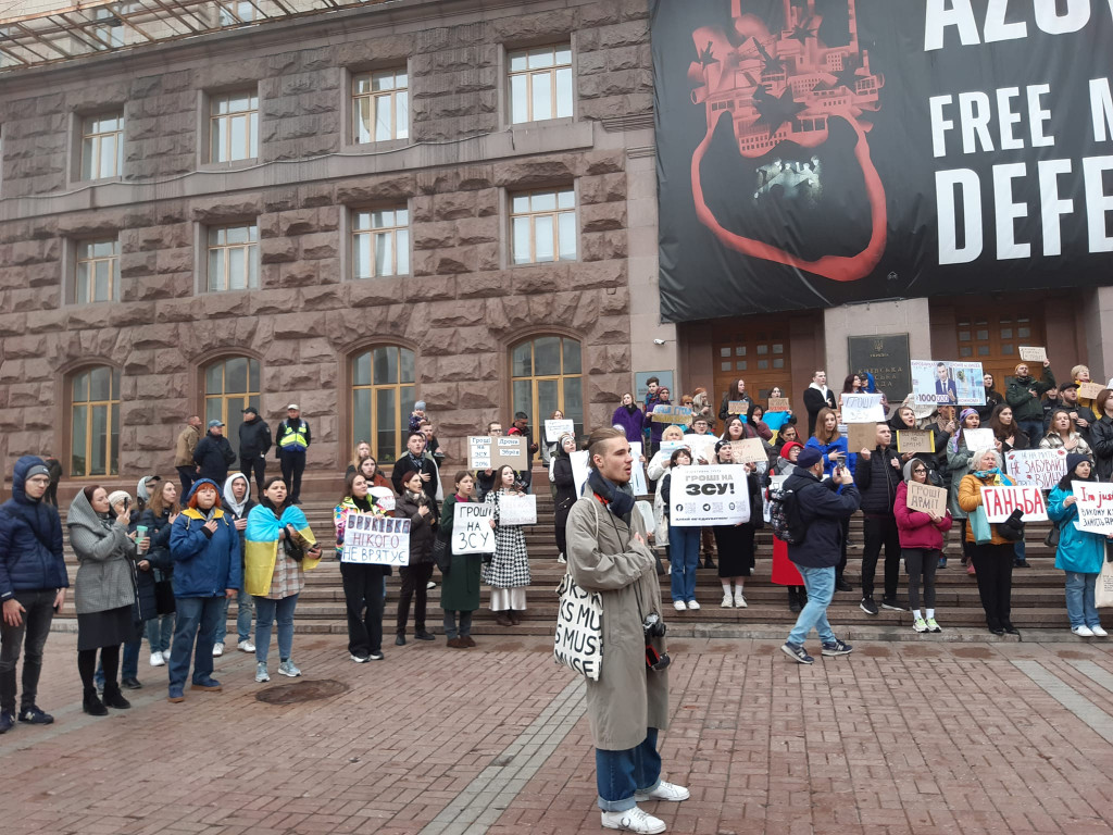 Під КМДА на мітингу громадяни вчергове вимагали посилити підтримку ЗСУ