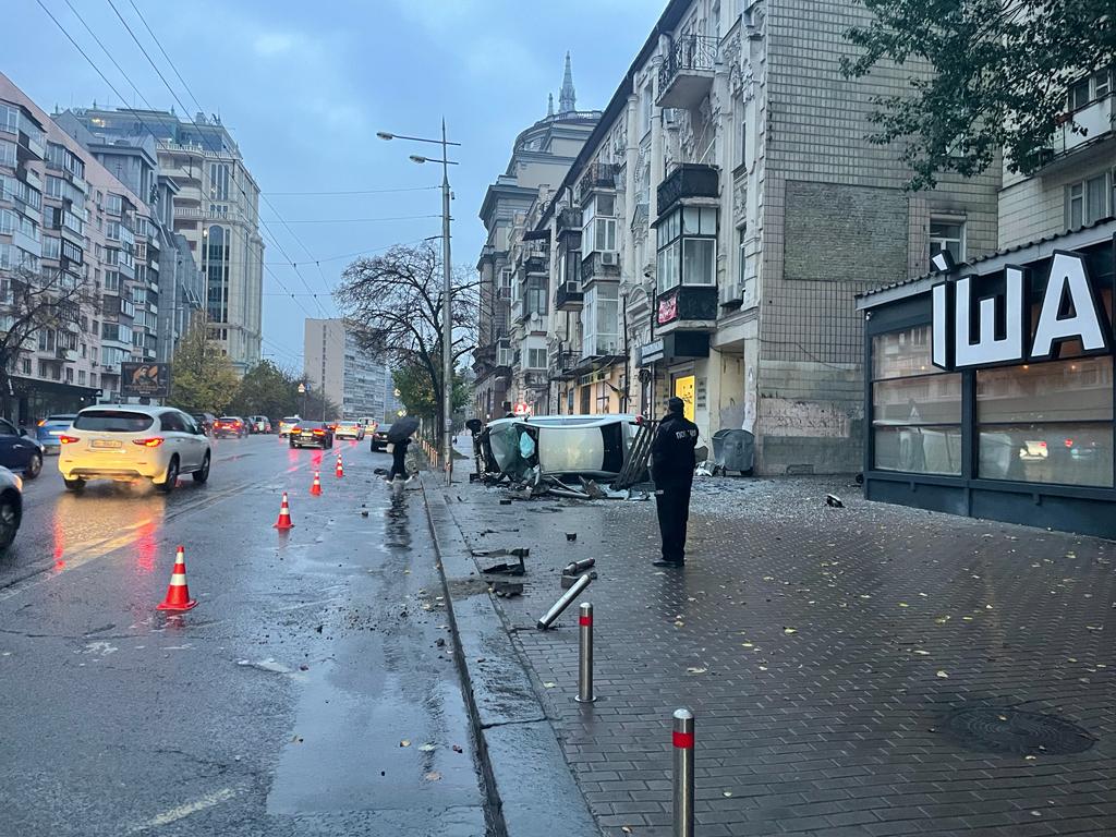 У середмісті Києва автомобіль збив двох людей на зупинці громадського транспорту
