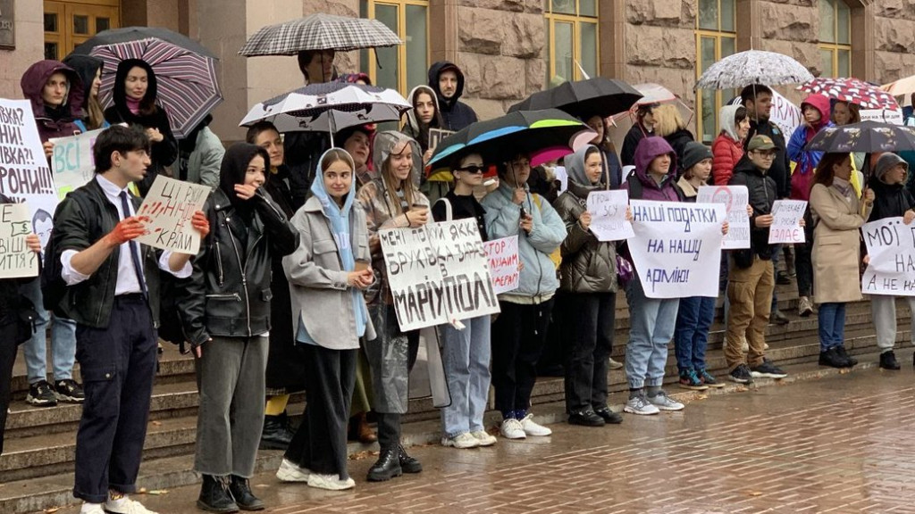 Під КМДА на мітингу вимагали посилити підтримку ЗСУ та запровадити громадське обговорення бюджету