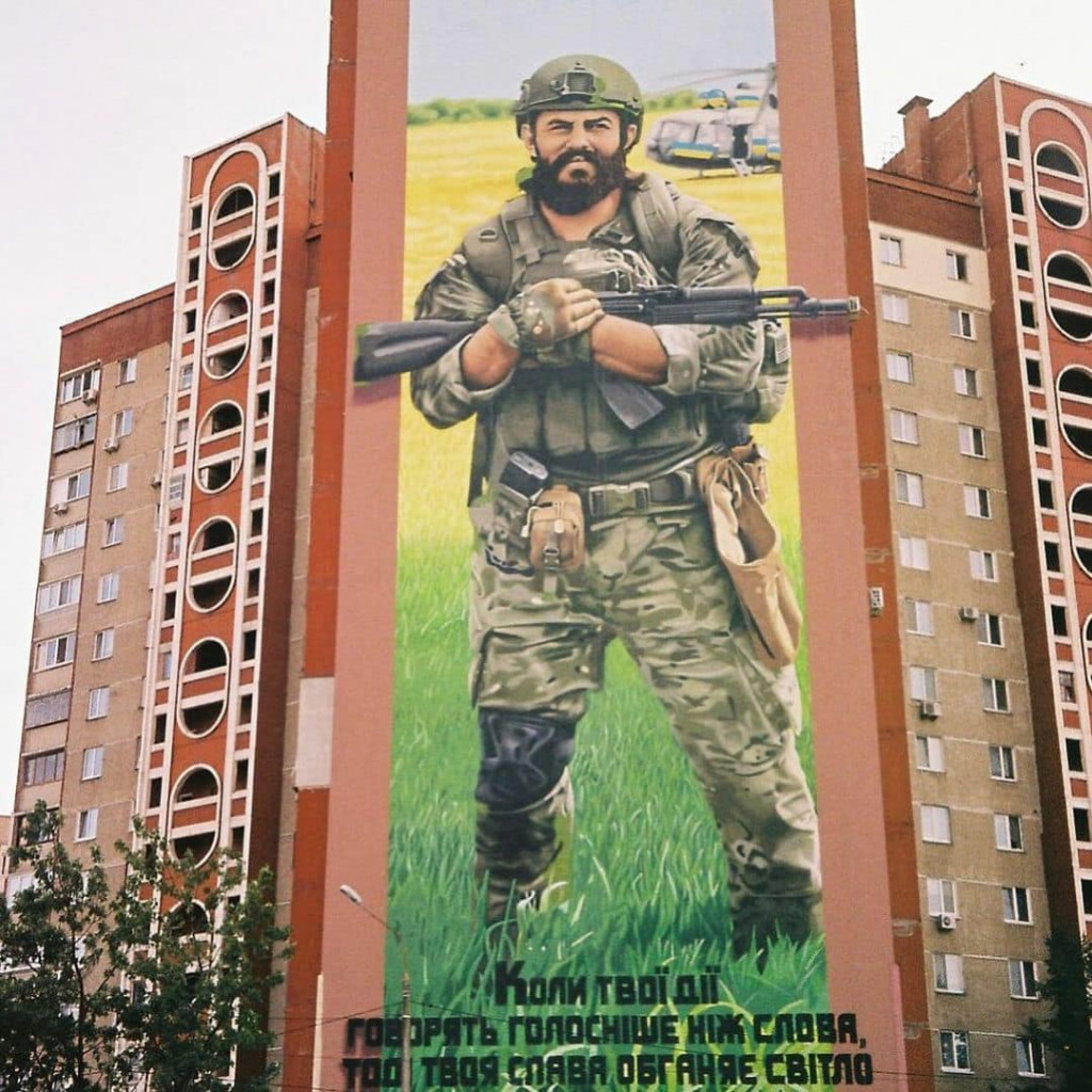 На столичній Троєщині з'явився стінопис на честь загиблого українського воїна