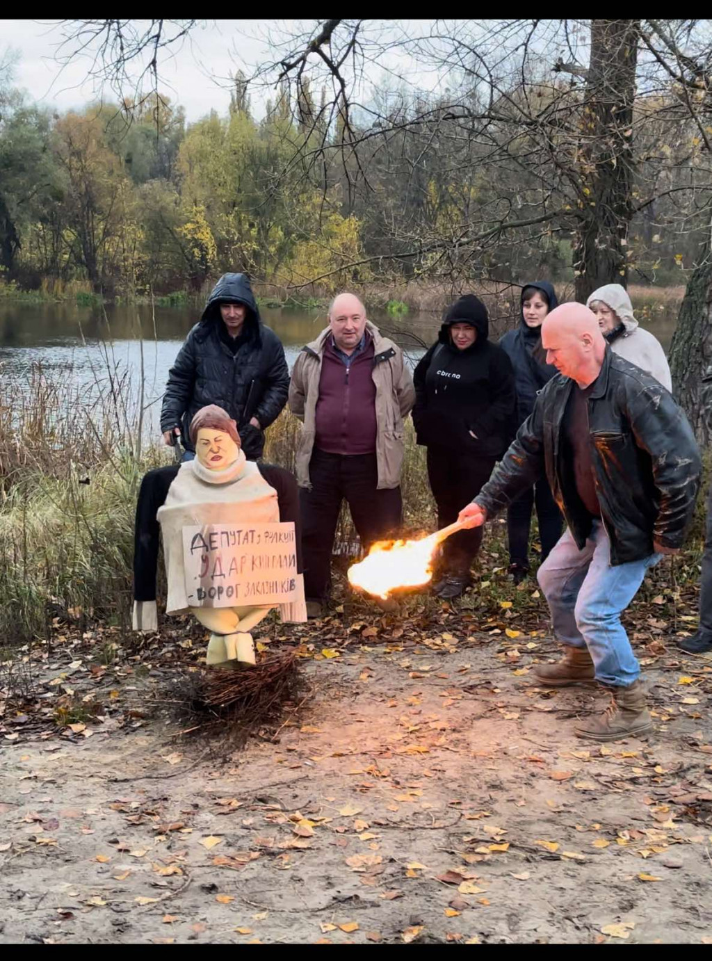 У Києві екоактивісти спалили опудало депутатки Київради, блогери порівнюють інцидент з методами ХАМАСу