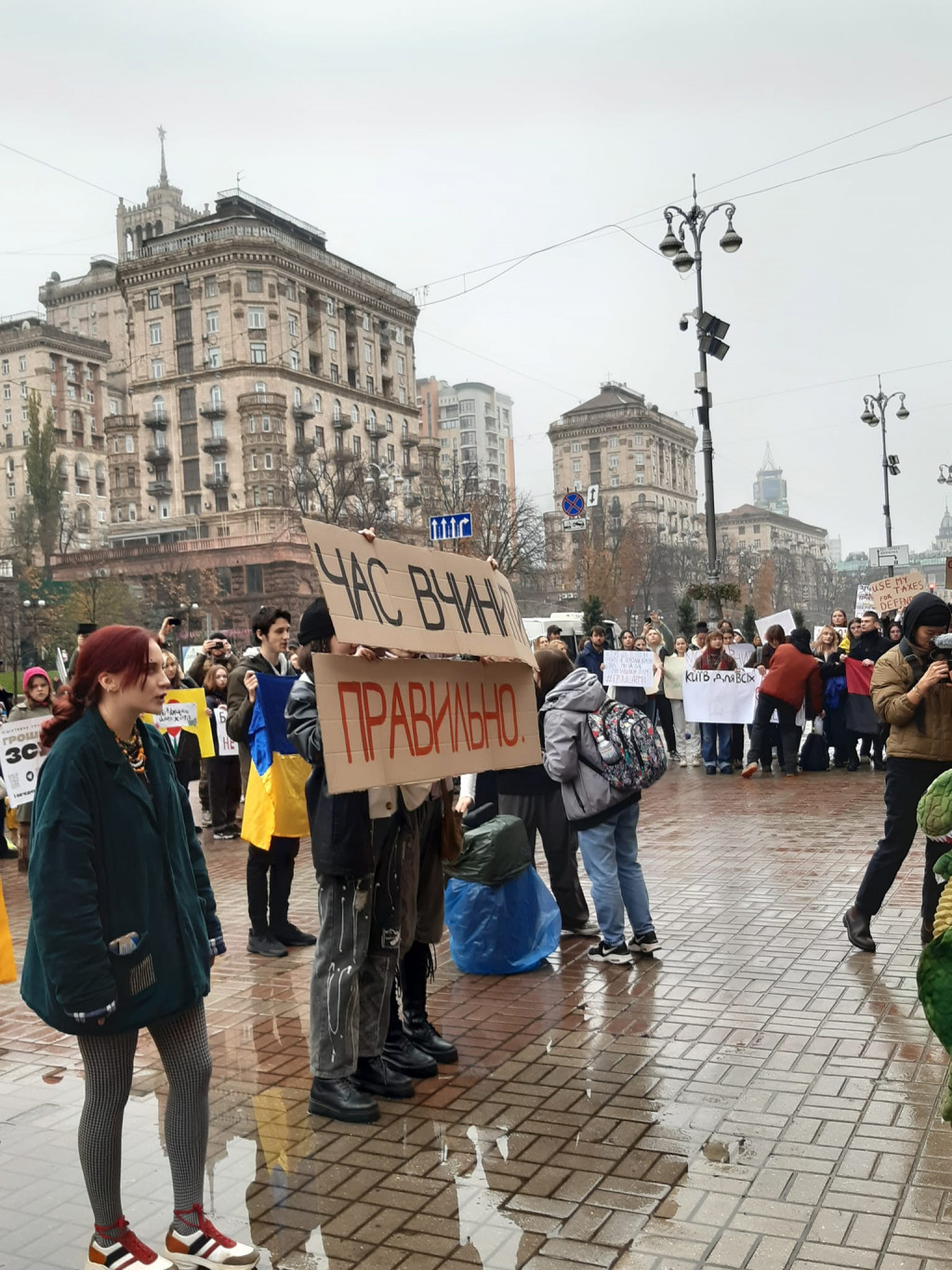 Під КМДА на мітингу вчергове вимагали спрямувати кошти столичного бюджету на підтримку ЗСУ