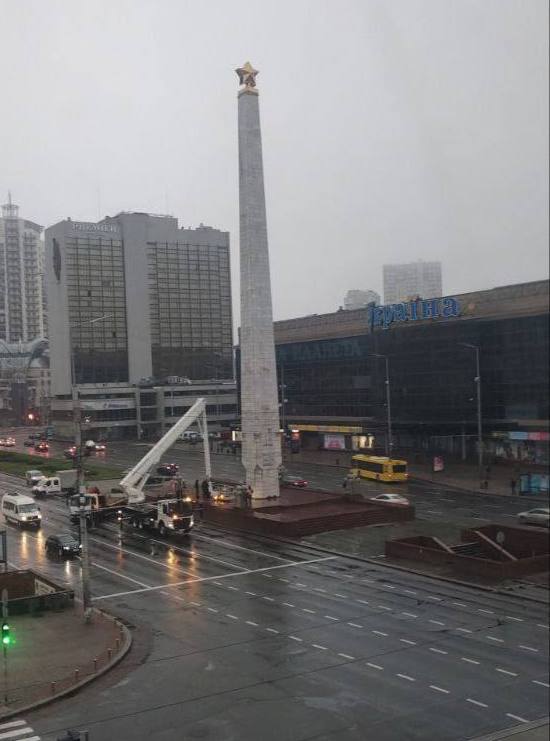 У Києві завершується демонтаж “радянщини” з обеліска на Галицькій площі