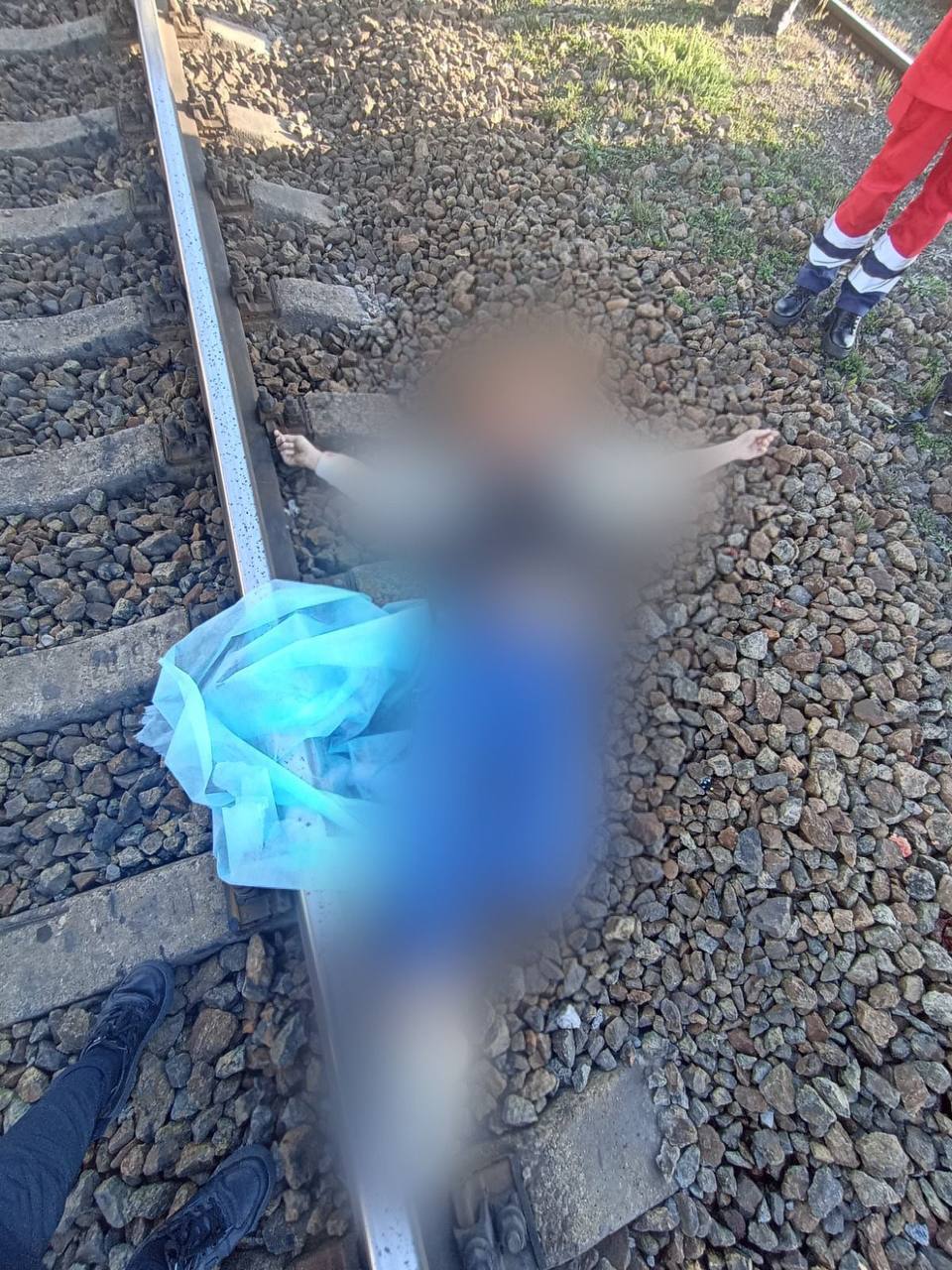 У Бучі під колесами пасажирського потягу загинула дівчина