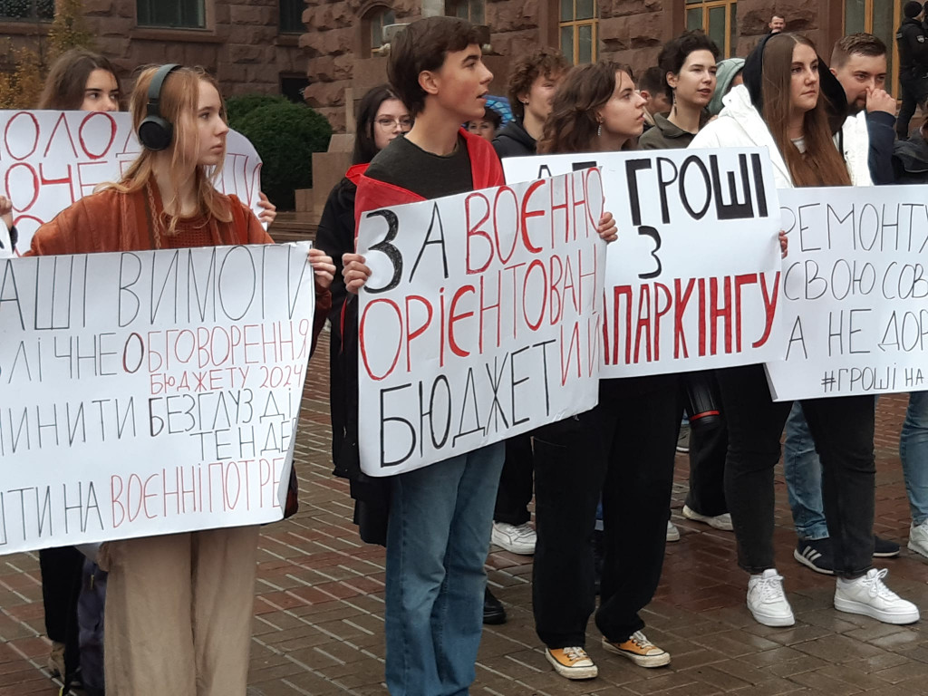 Під КМДА на мітингу вчергове вимагали спрямувати кошти столичного бюджету на підтримку ЗСУ