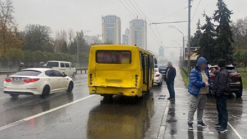 У Києві на Берестейському проспекті не розминулися дві маршрутки, постраждали 7 пасажирів