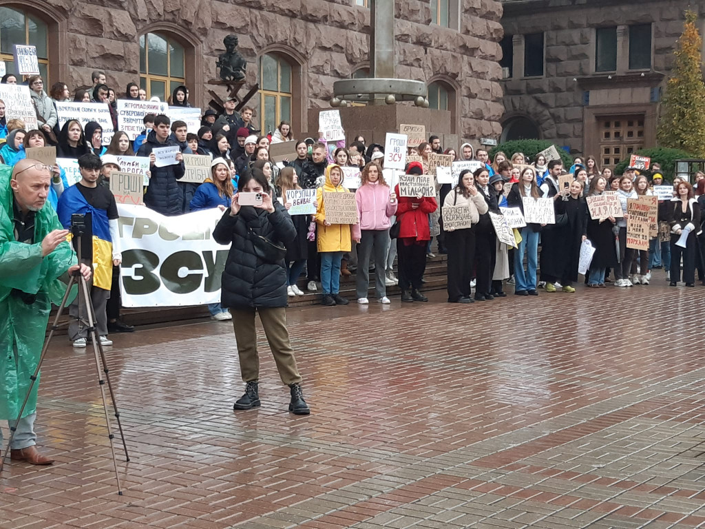 Під КМДА на мітингу вчергове вимагали спрямувати кошти столичного бюджету на підтримку ЗСУ