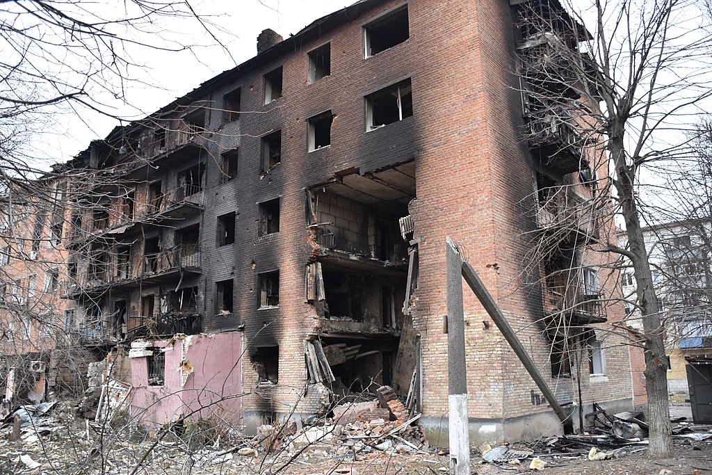 У Василькові на місці зруйнованої рф пʼятиповерхівки зводять новий будинок (фото)