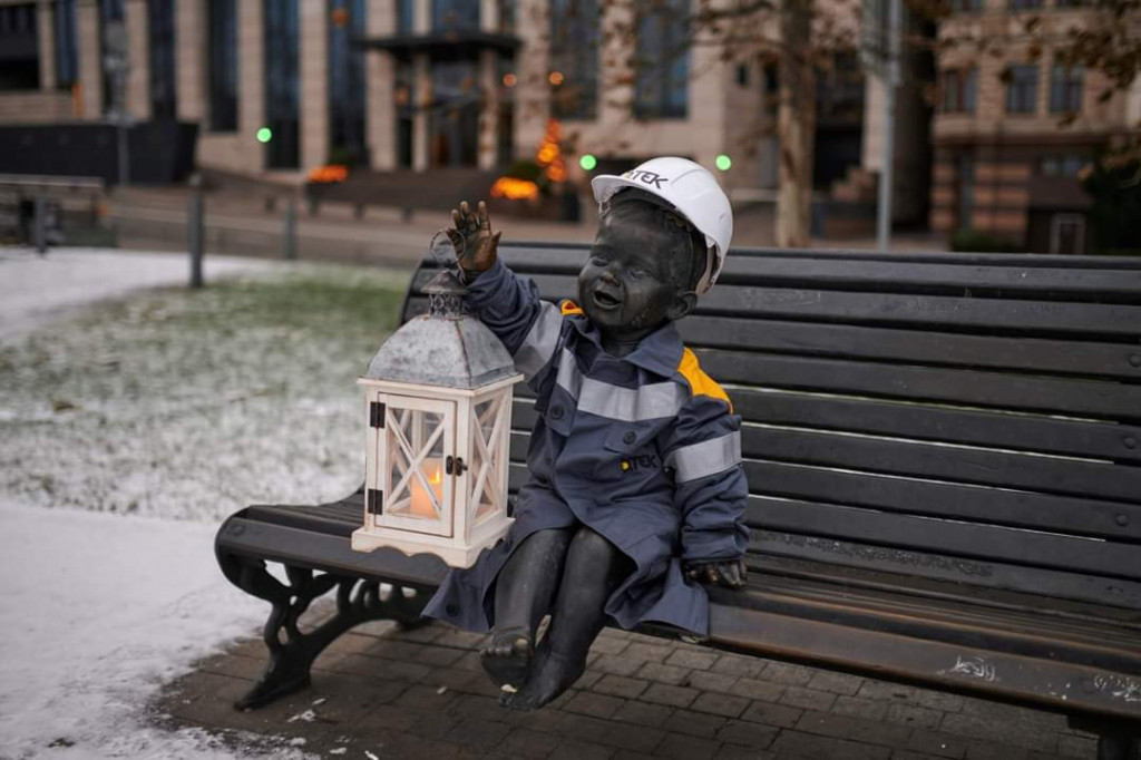 У столиці скульптури малюків-засновників на Поштовій площі перевдягли до Різдва