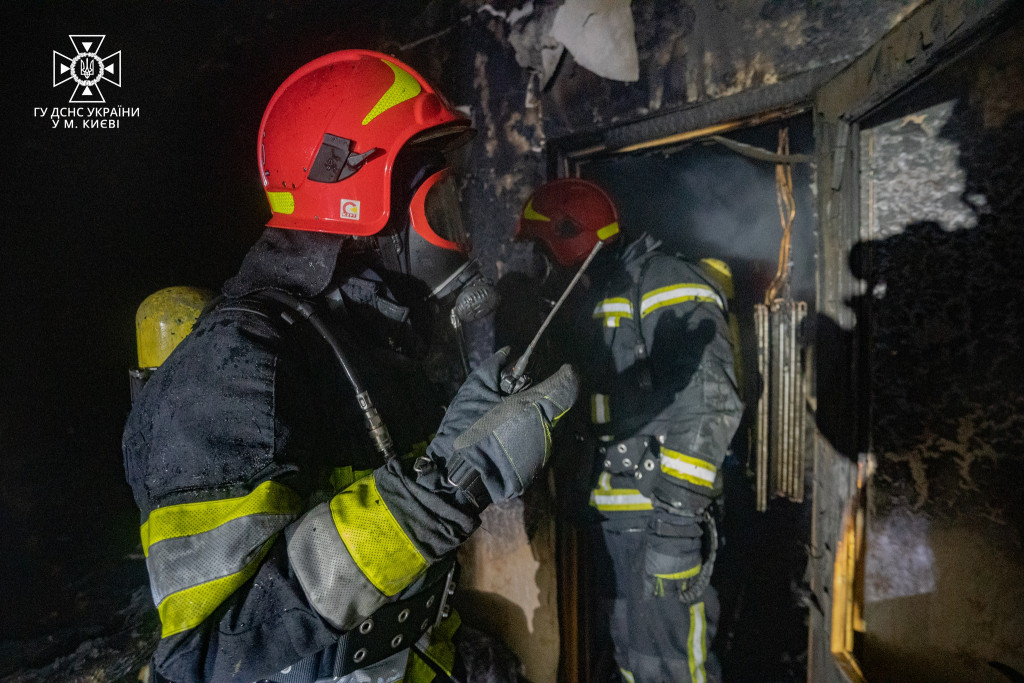 У столиці під час пожежі з 14 поверху вистрибнув чоловік (фото, відео)