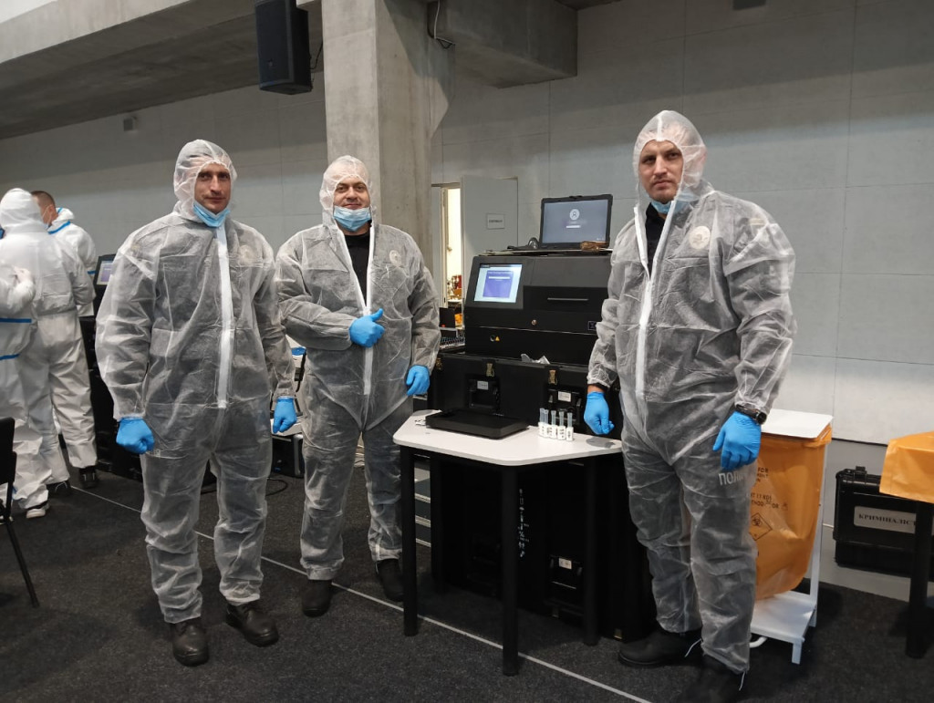 Поліція Києва отримала лабораторії для експрес-аналізу ДНК, які допоможуть у документації воєнних злочинів (фото)