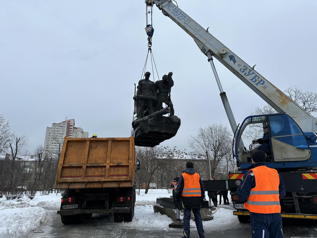 У Києві демонтували пам’ятник екіпажу радянського бронепоїзда “Таращанець” (фото)