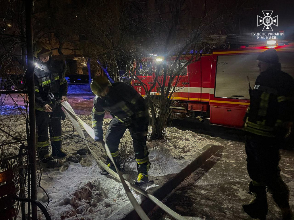 На столичних Березняках при ліквідації пожежі у сміттєзбірнику виявили тіла двох людей