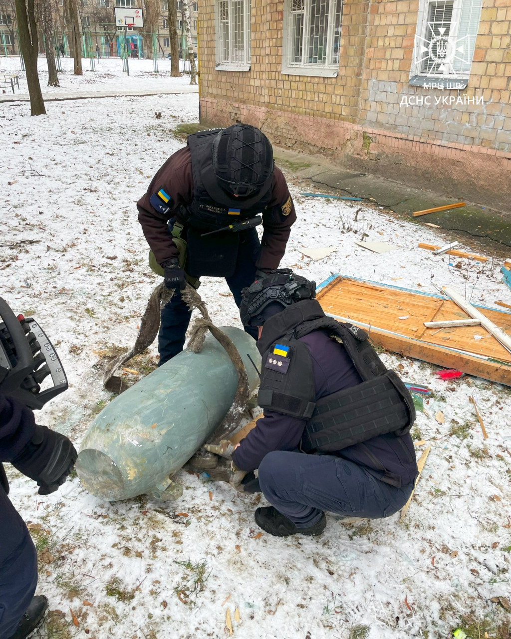 На столичному Святошино сапери вилучили з квартири бойову частину ворожої ракети (фото)