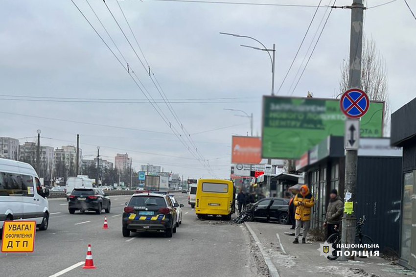 У Києві на Кільцевій дорозі автівка на смерть збила чоловіка на зупинці громадського транспорту