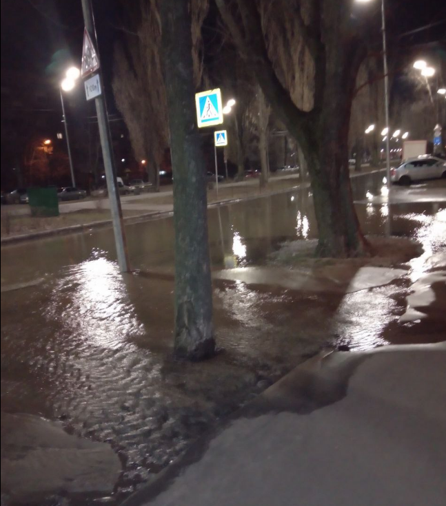 Через аварію на магістралі на бульварі Шамо, без води лишились 10 житлових будинків, школа та два дитячих садка (фото)