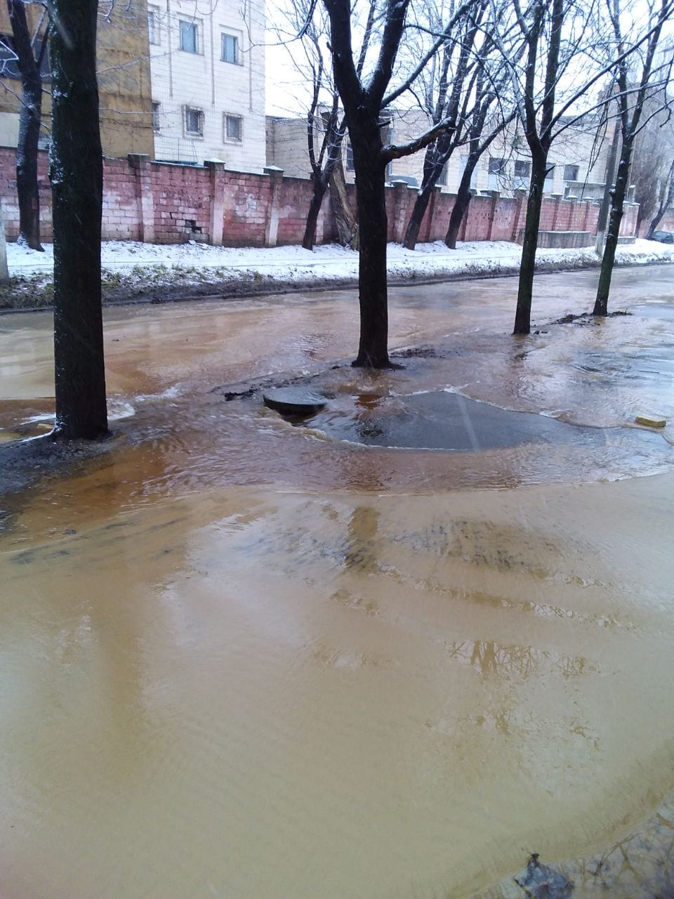 У Києві на вулиці Олекси Тихого внаслідок пошкодження водопроводу п’ять будинків залишились без води