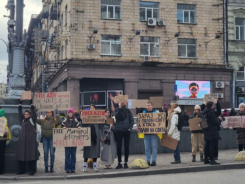 “Не мовчи! Полон вбиває!”: У Києві провели акцію на підтримку військовополонених з “Азовсталі”