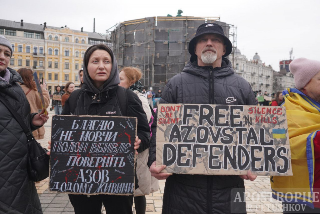 У Києві на Софійській площі рідні та активісти провели акцію на підтримку військовополонених