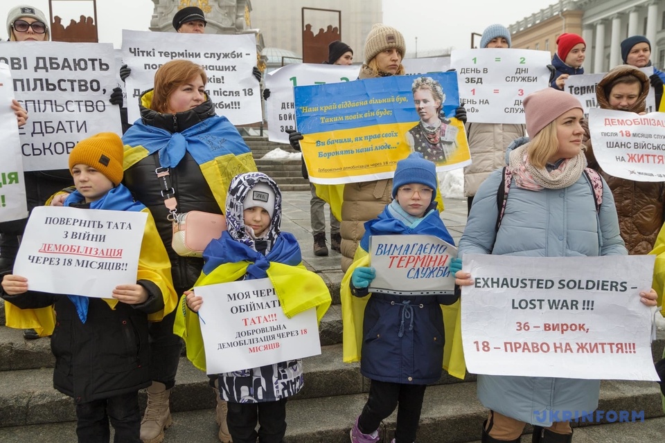 У Києві рідні військових вийшли на акцію із закликом встановити розумні терміни мобілізації