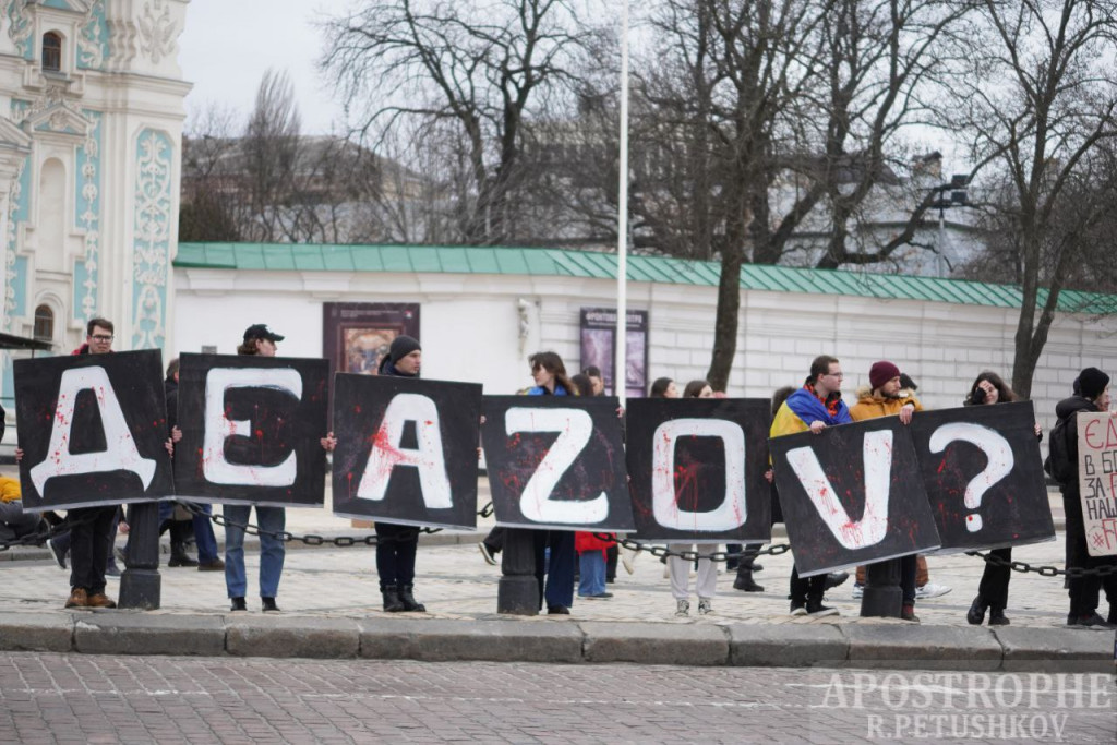 У Києві на Софійській площі рідні та активісти провели акцію на підтримку військовополонених