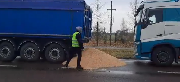 Польські протестувальники висипали зерно з українських фур перед пунктом пропуску Ягодин-Дорогуськ (фото, відео)