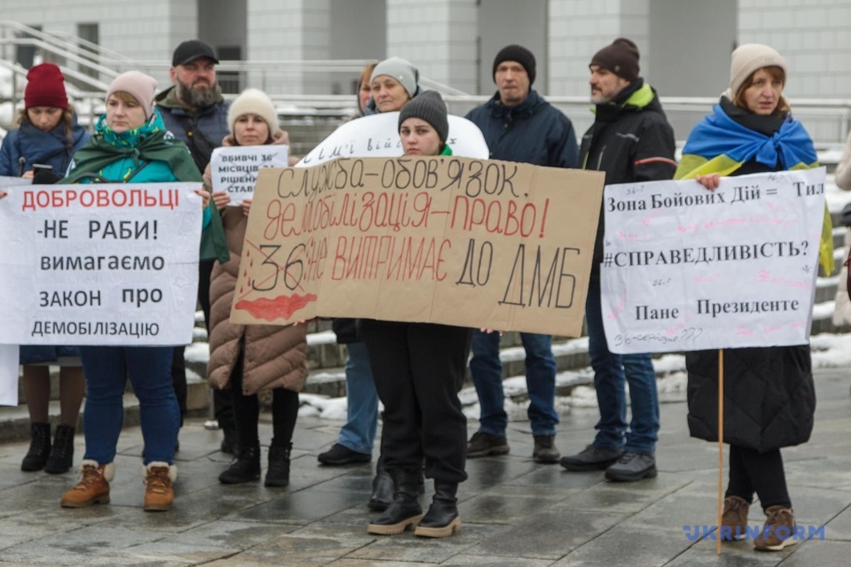 У Києві рідні військових вийшли на акцію із закликом встановити розумні терміни мобілізації