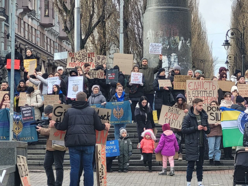 “Не мовчи! Полон вбиває!”: У Києві провели акцію на підтримку військовополонених з “Азовсталі”