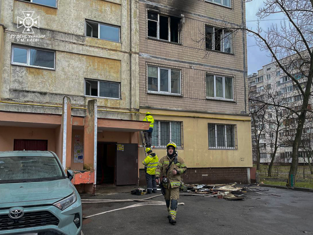 На столичній Оболоні при пожежі в багатоповерхівці постраждав чоловік