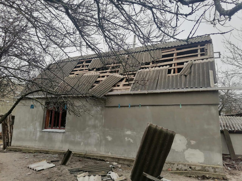 Пошкоджені будинки та величезна вирва: мер Бучі показав наслідки ракетного удару по громаді (фото)