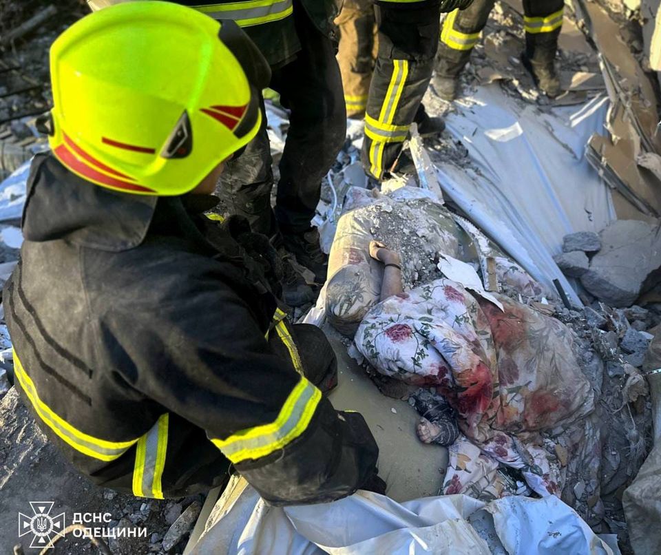 Під завалами багатоповерхівки в Одесі знайшли тіла жінки з немовлям, це вже сім жертв російської терористичної атаки