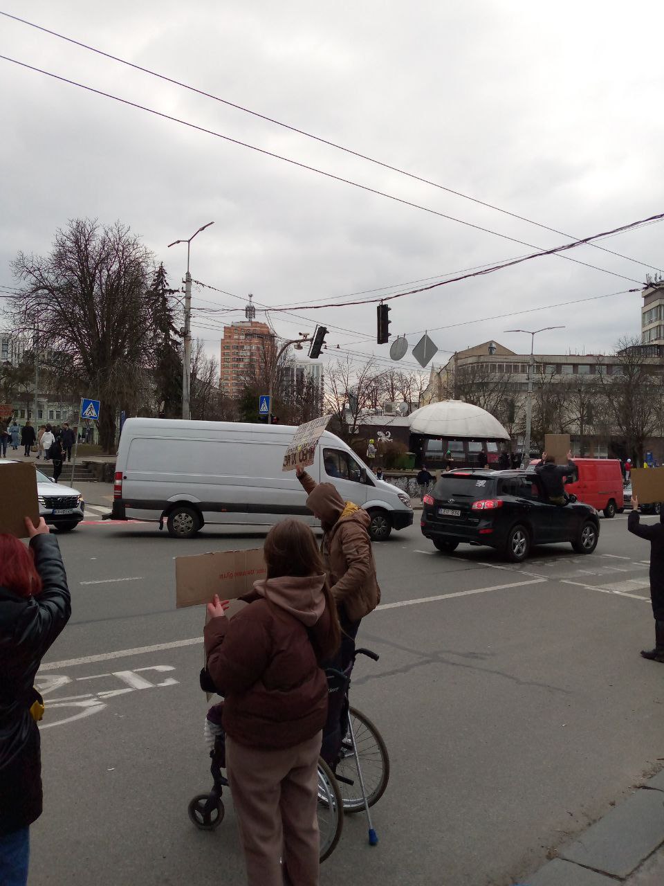 “Третя весна у пеклі”: на столичній Львівській площі провели акцію на підтримку військовополонених з “Азовсталі”