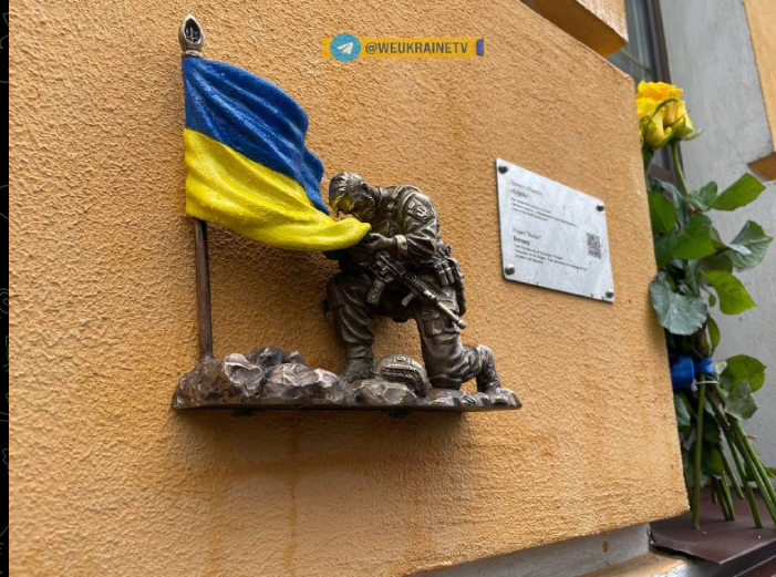 У Києві відкрили скульптуру “Герої” на честь українських військових