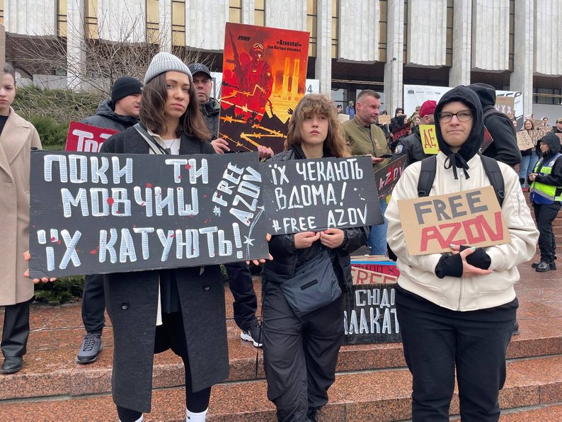 “Не мовчи. Полон вбиває”: у центрі Києва вчергове провели акцію на підтримку військовополонених