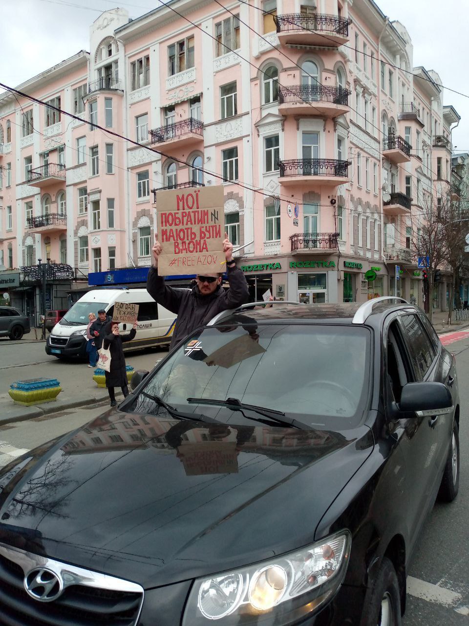 “Третя весна у пеклі”: на столичній Львівській площі провели акцію на підтримку військовополонених з “Азовсталі”