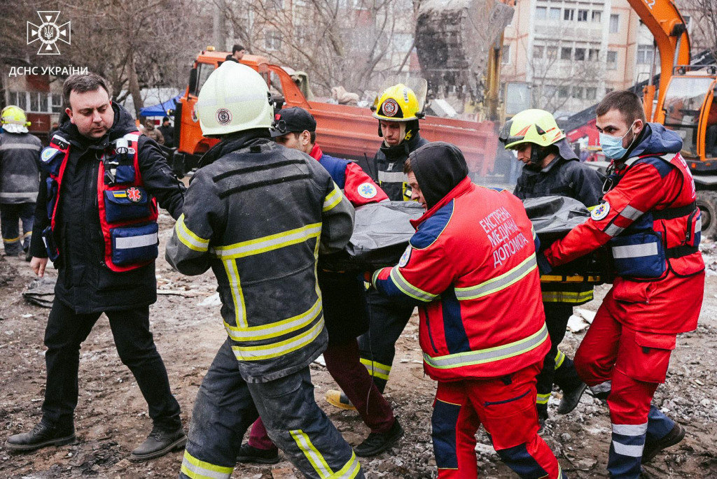 Під завалами багатоповерхівки в Одесі знайшли тіла жінки з немовлям, це вже сім жертв російської терористичної атаки