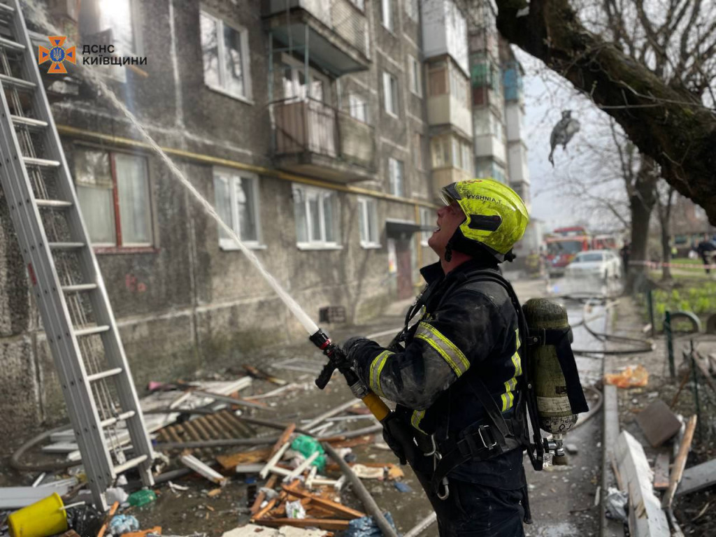 У Білій Церкві внаслідок вибуху в багатоповерхівці загинула жінка, рятувальні роботи тривають (фото)